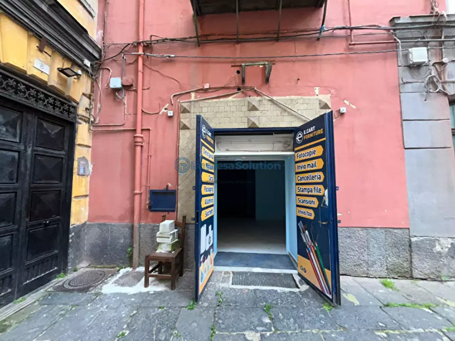 Immagine 1 di Negozio in affitto  in Via Gregorio Mattei a Napoli