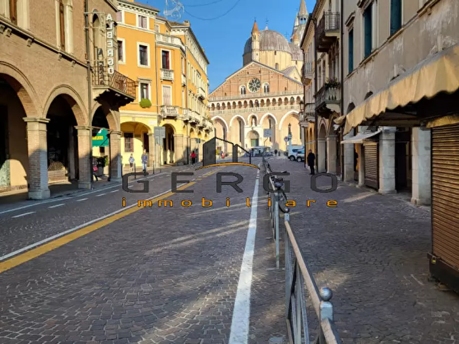 Immagine 1 di Negozio in vendita  in via Belludi a Padova