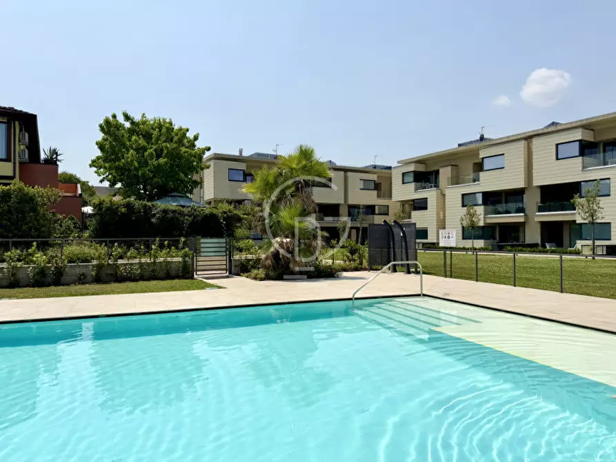 Immagine 1 di Appartamento in vendita  a Desenzano Del Garda