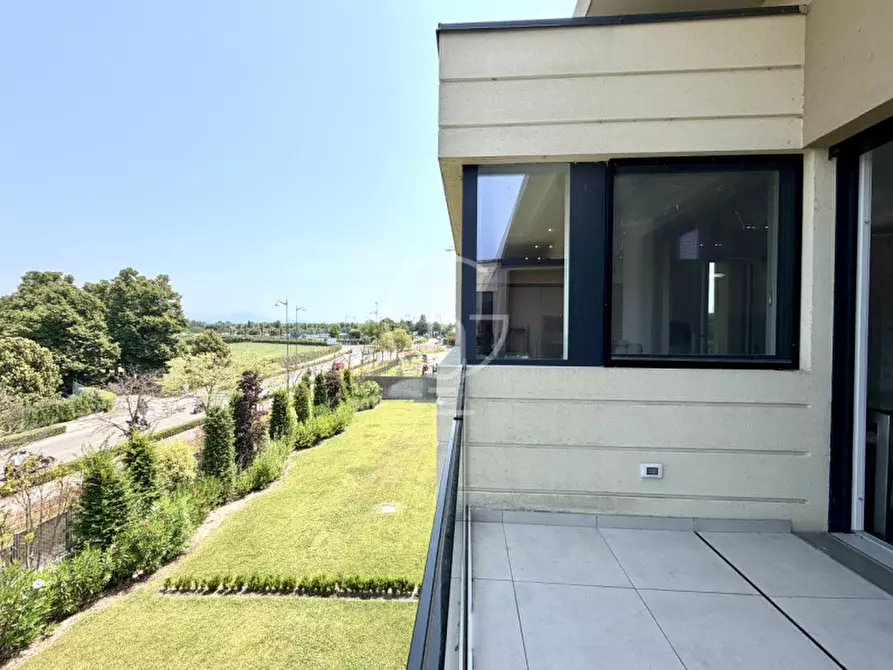 Immagine 17 di Appartamento in vendita  a Desenzano Del Garda