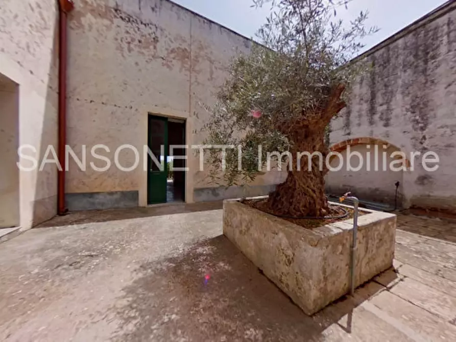 Immagine 3 di Palazzo in vendita  a Specchia