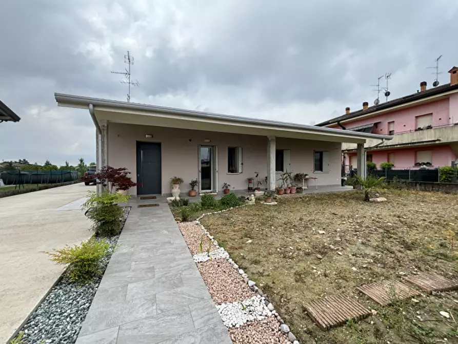 Immagine 1 di Villa in vendita  in Via Volta a Concamarise