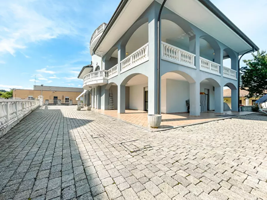 Immagine 1 di Villa in vendita  in Via Luogo Agostino 35 a Divignano