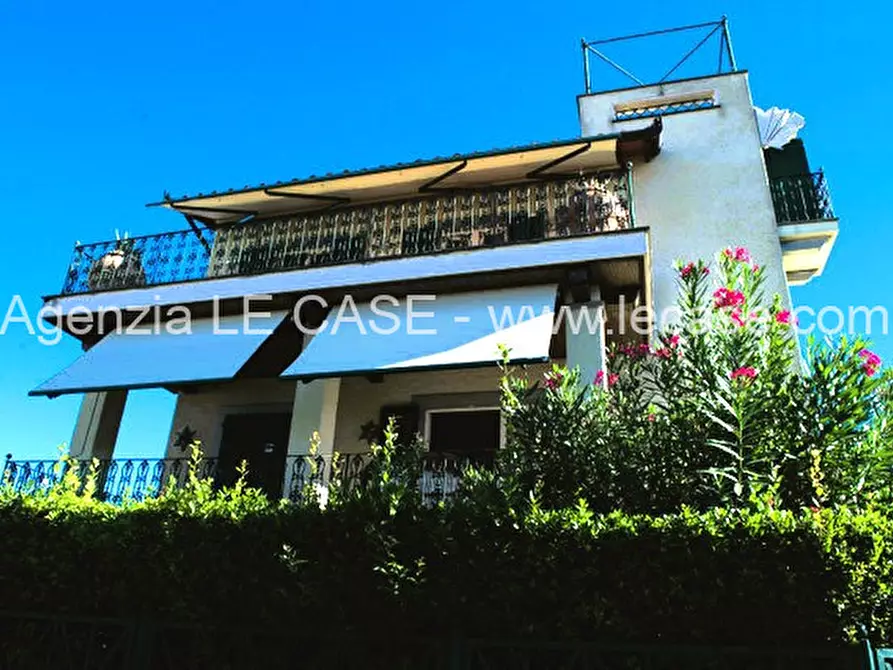Immagine 1 di Villa in vendita  in via Milano a Forte Dei Marmi