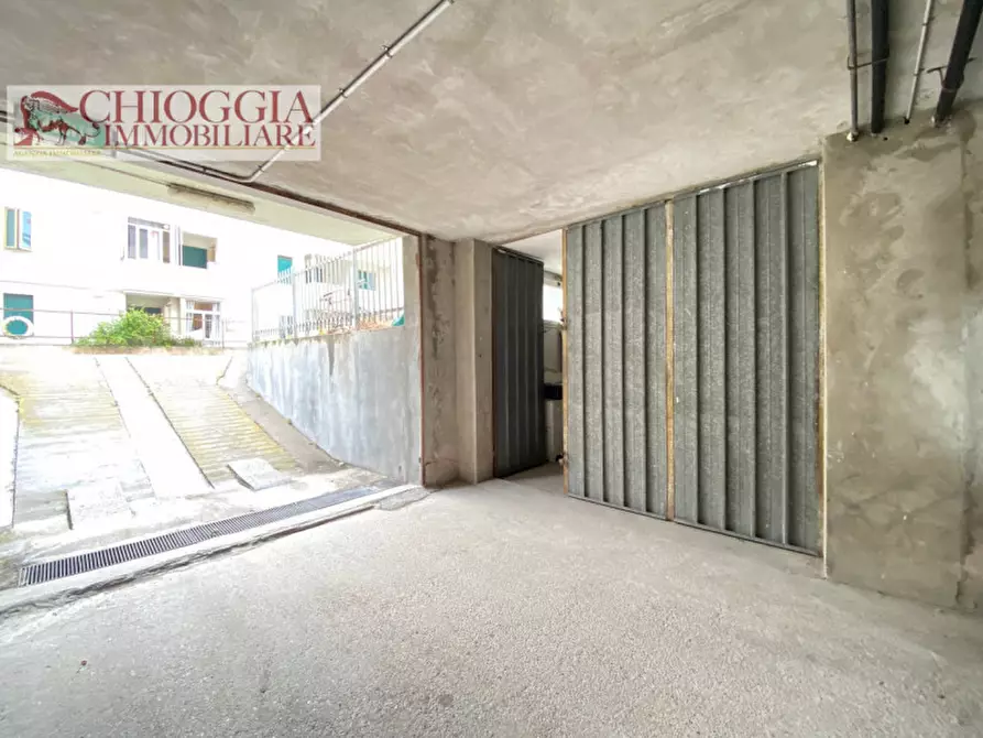 Immagine 1 di Garage in vendita  in Via C. Colombo a Chioggia