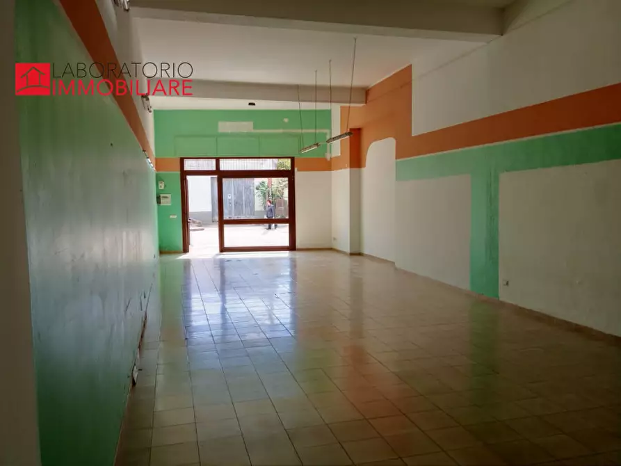 Immagine 9 di Negozio in vendita  in via provinciale 214 B a Guagnano