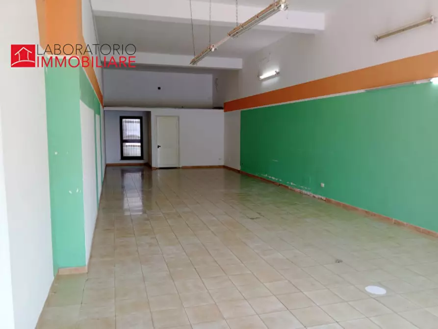 Immagine 10 di Negozio in vendita  in via provinciale 214 B a Guagnano