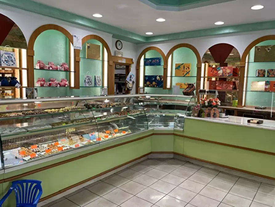 Immagine 2 di Attività commerciale in vendita  in via A. gramsci a Desenzano Del Garda