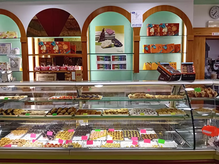 Immagine 3 di Attività commerciale in vendita  in via A. gramsci a Desenzano Del Garda