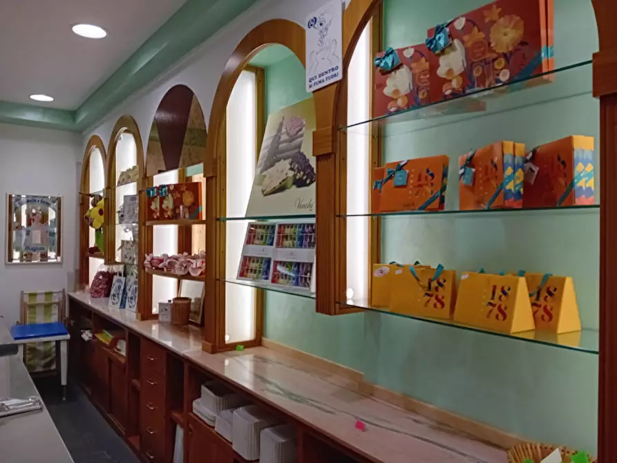 Immagine 6 di Attività commerciale in vendita  in via A. gramsci a Desenzano Del Garda