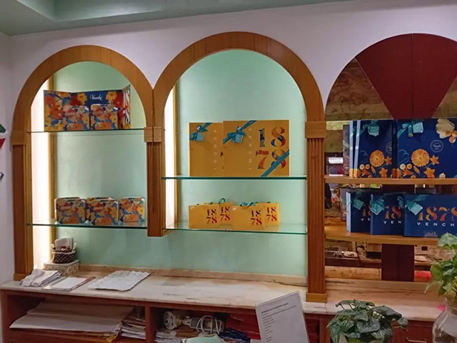 Immagine 10 di Attività commerciale in vendita  in via A. gramsci a Desenzano Del Garda