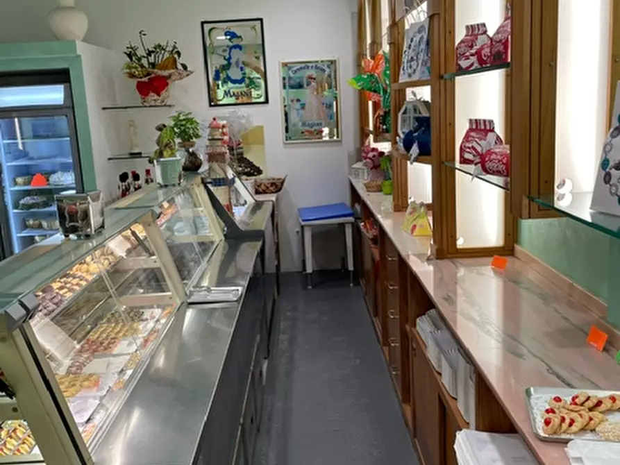 Immagine 28 di Attività commerciale in vendita  in via A. gramsci a Desenzano Del Garda