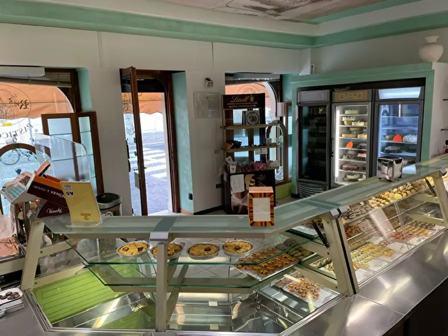 Immagine 30 di Attività commerciale in vendita  in via A. gramsci a Desenzano Del Garda