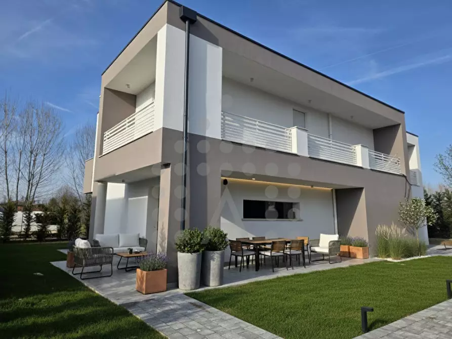 Immagine 1 di Villa in vendita  in Via San Lorenzo a Abano Terme