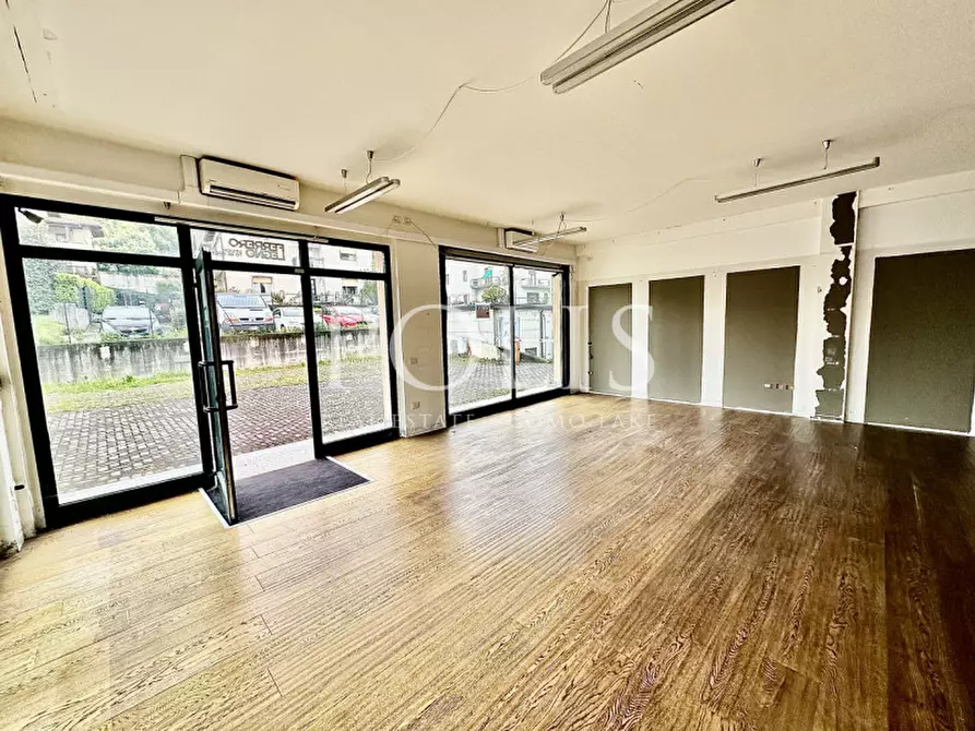 Immagine 4 di Negozio in vendita  a Appiano Gentile