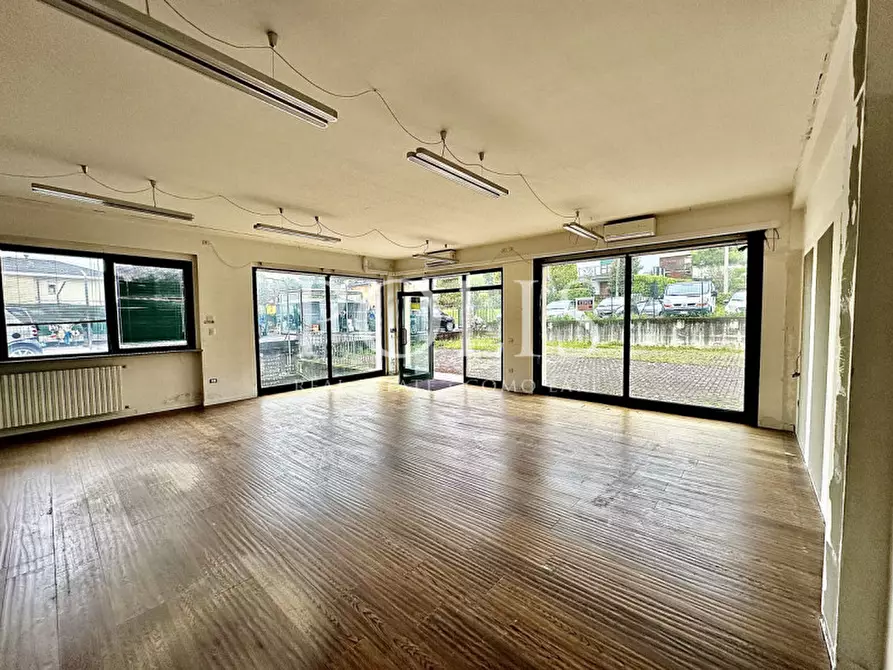 Immagine 5 di Negozio in vendita  a Appiano Gentile