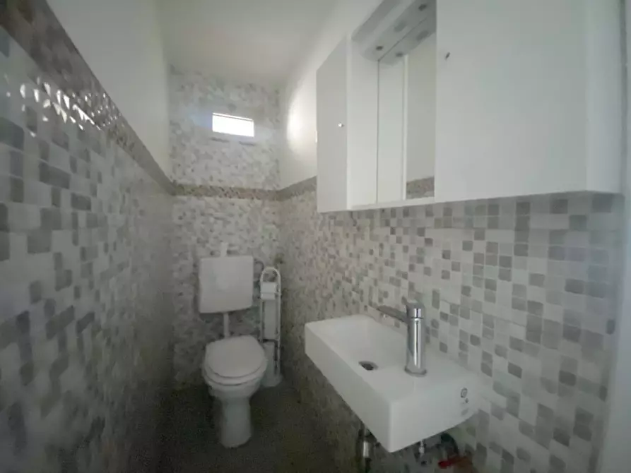 Immagine 10 di Negozio in vendita  in PIAZZALE STANGA a Padova