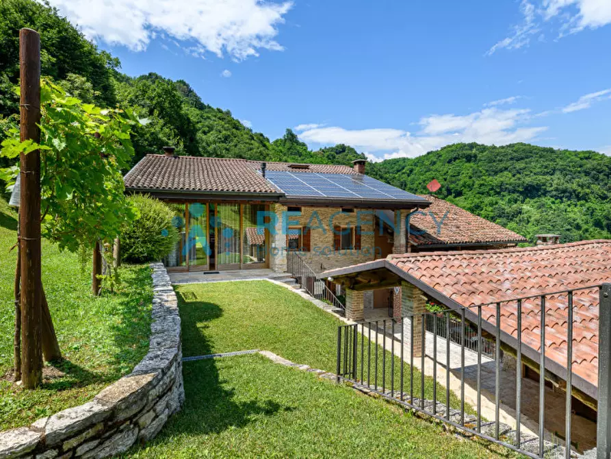 Immagine 1 di Villa in vendita  in via gollini a Chiampo