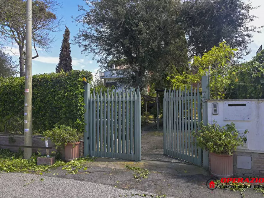Immagine 1 di Villa in vendita  in via riccione a Fiumicino