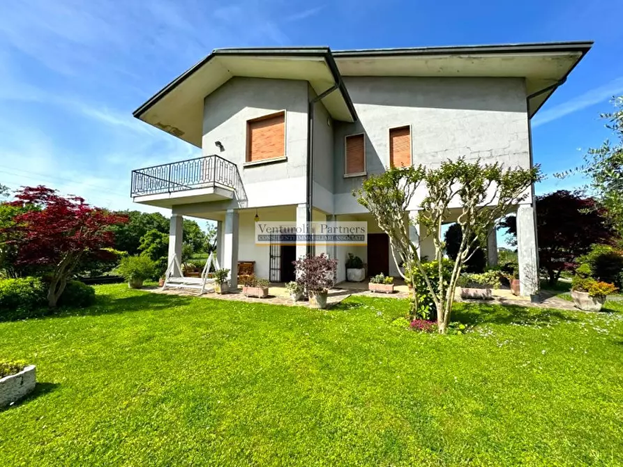 Immagine 1 di Villa in vendita  in esenta a Castiglione Delle Stiviere