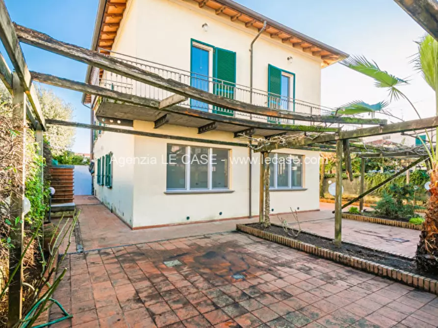Immagine 1 di Villa in vendita  in via Balilla a Pietrasanta