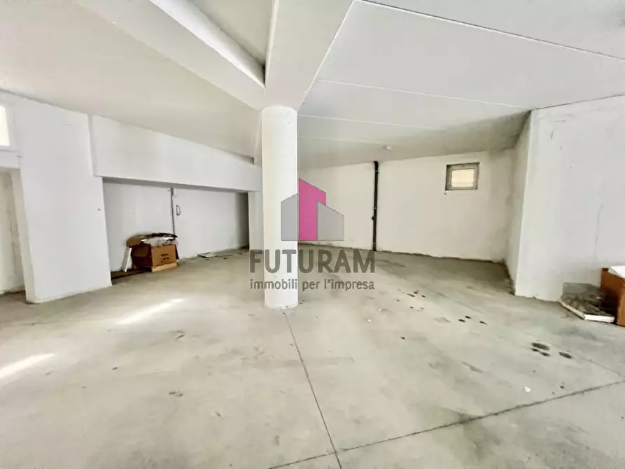 Immagine 21 di Negozio in vendita  in via montegrappa a Marostica