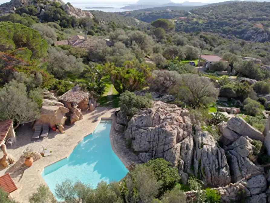 Immagine 80 di Villa in vendita  in via zara a Olbia