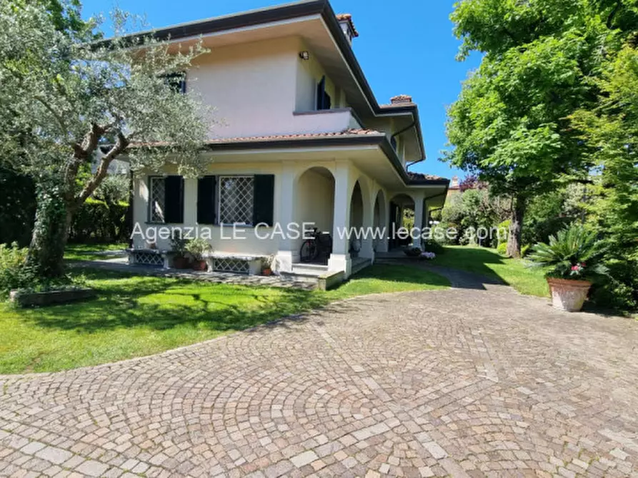 Immagine 1 di Villa in affitto  a Forte Dei Marmi