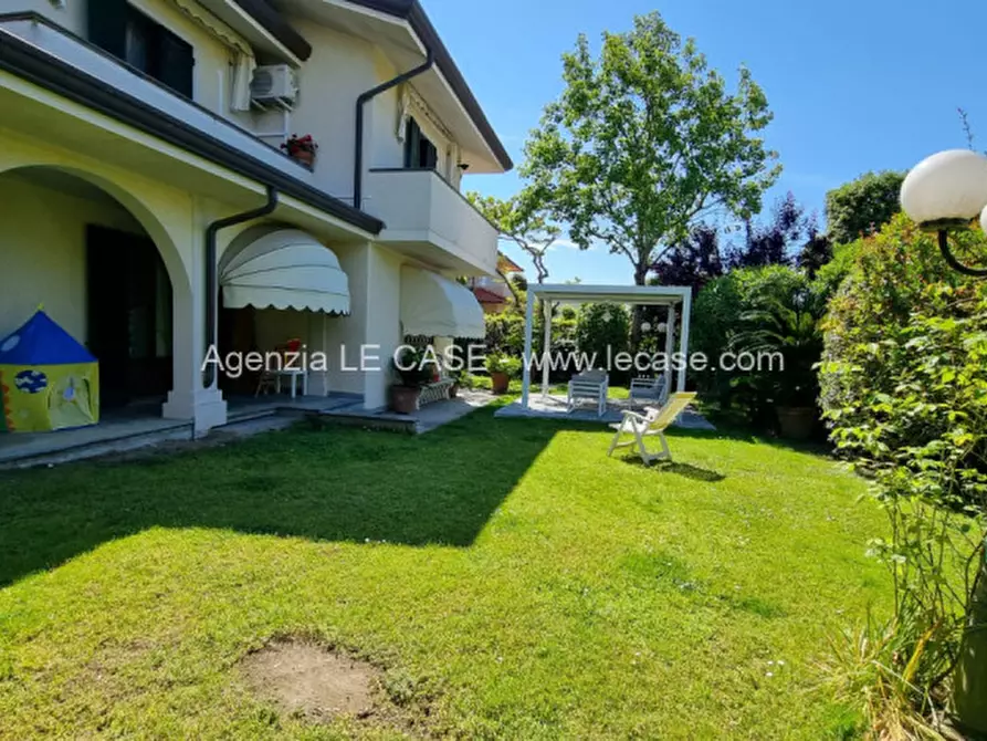 Immagine 2 di Villa in affitto  a Forte Dei Marmi