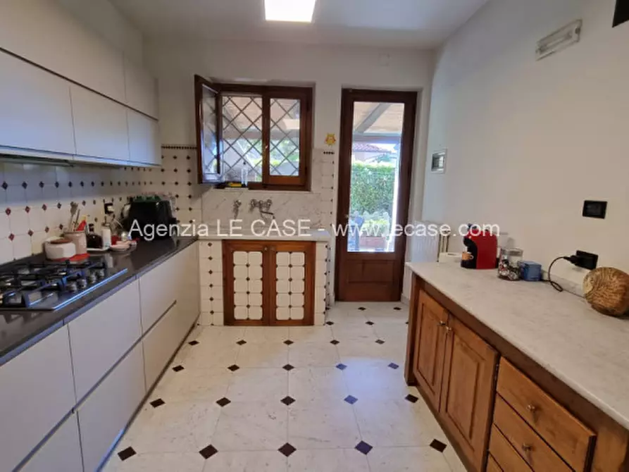 Immagine 11 di Villa in affitto  a Forte Dei Marmi