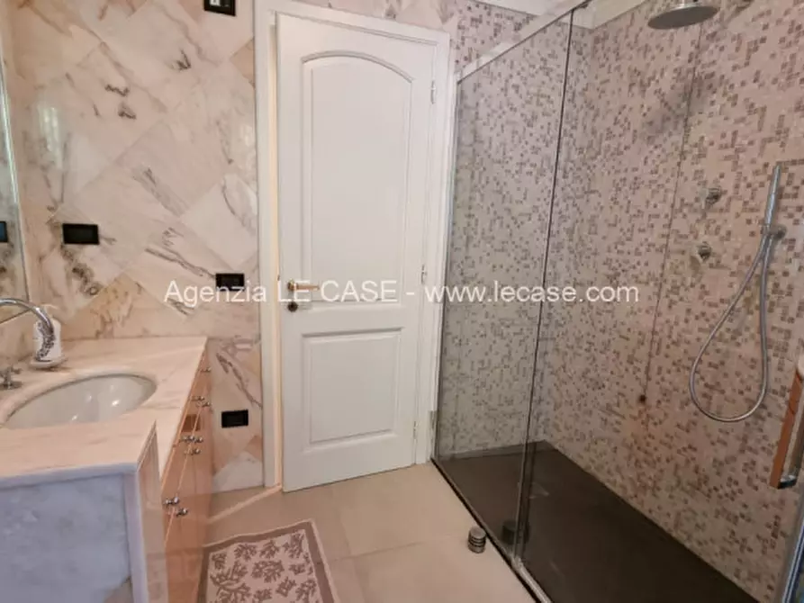 Immagine 21 di Villa in affitto  a Forte Dei Marmi