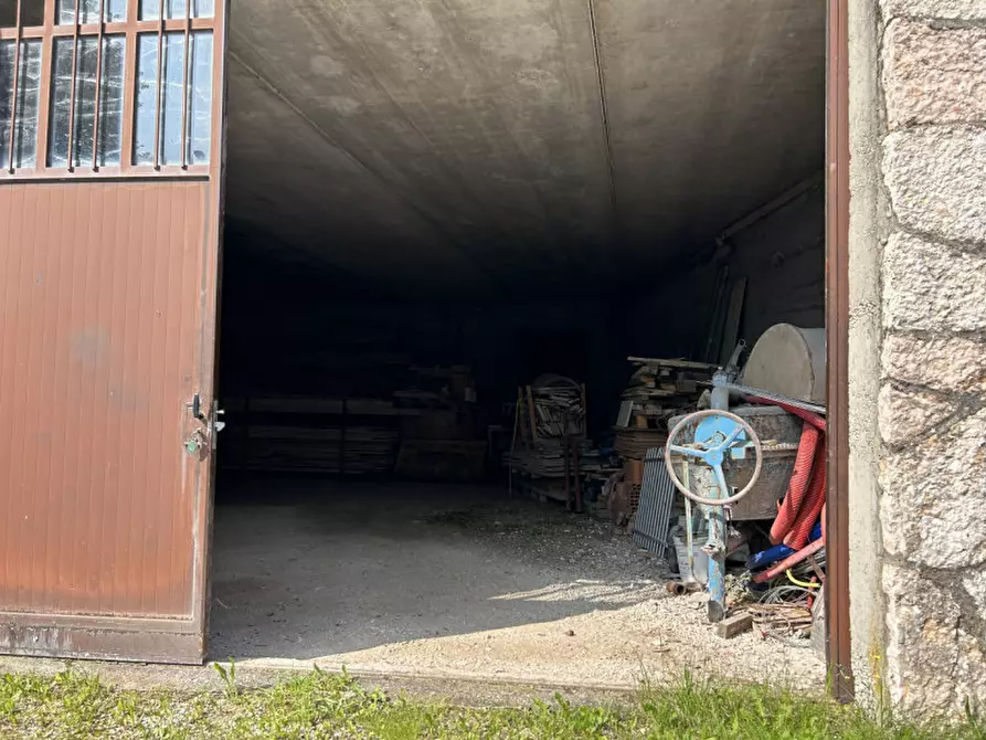 Immagine 2 di Magazzino in vendita  in via lessini a Cerro Veronese