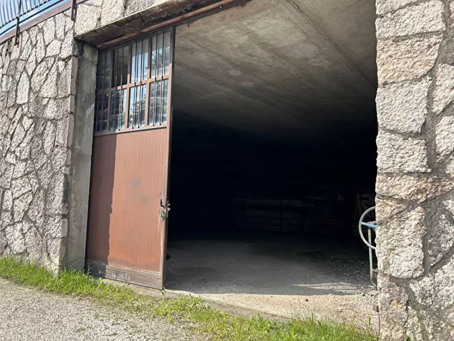 Immagine 3 di Magazzino in vendita  in via lessini a Cerro Veronese