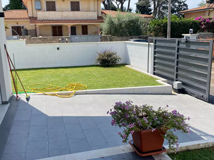 Immagine 6 di Casa bifamiliare in vendita  in Viale dei Ciclamini a Anzio