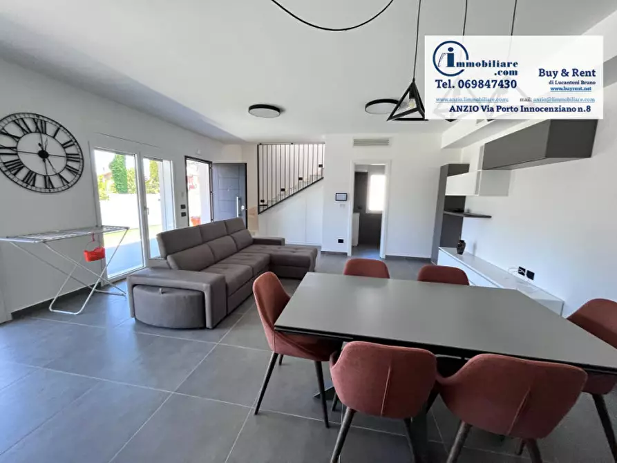 Immagine 9 di Casa bifamiliare in vendita  in Viale dei Ciclamini a Anzio