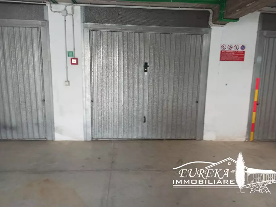 Immagine 1 di Garage in vendita  a Castiglione Del Lago