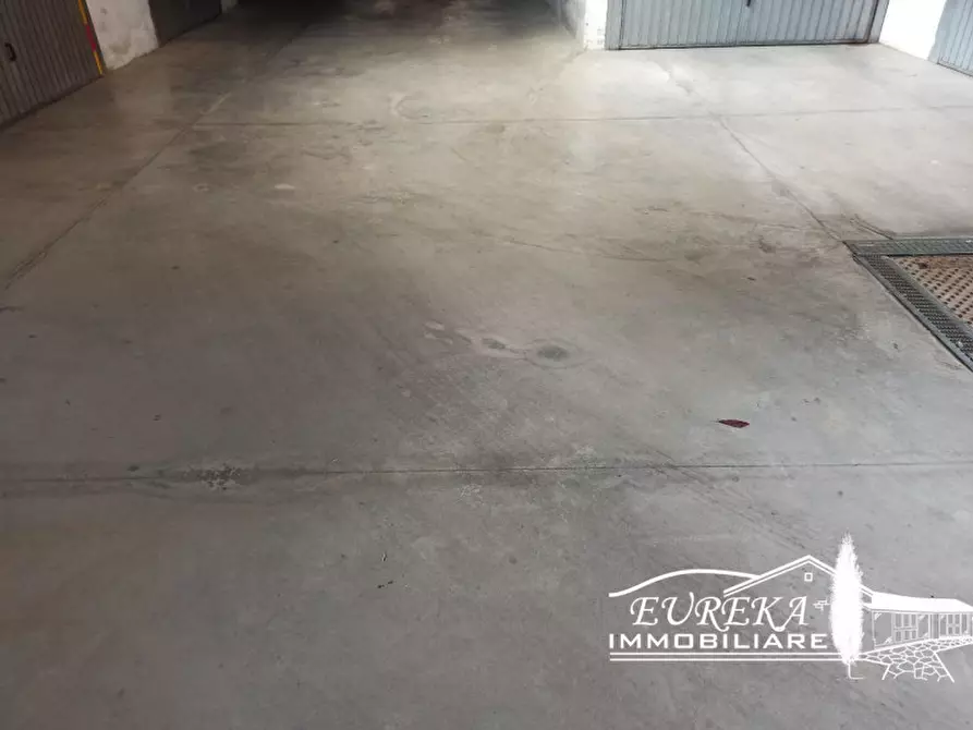 Immagine 6 di Garage in vendita  a Castiglione Del Lago