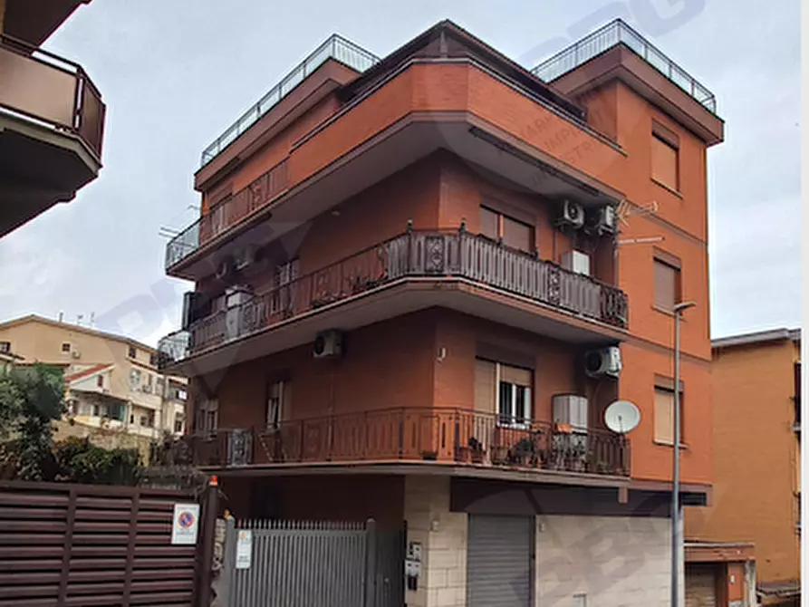 Immagine 1 di Appartamento in vendita  in VIA CASTIGLIONE DELLA PESCAIA a Roma