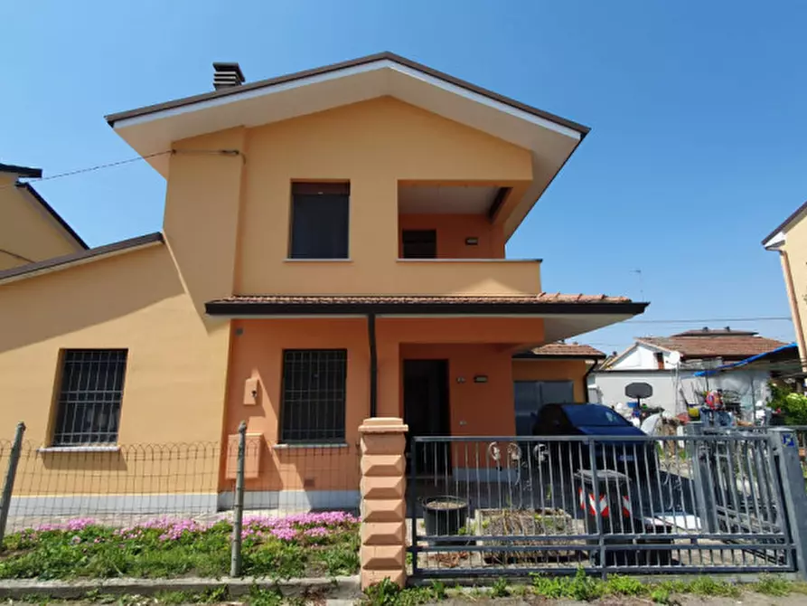 Immagine 1 di Casa indipendente in vendita  in VIA DON MINZONI 30 a Novi Di Modena