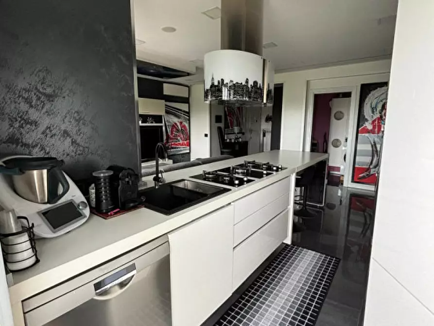 Immagine 4 di Appartamento in vendita  in via pisino a Roma