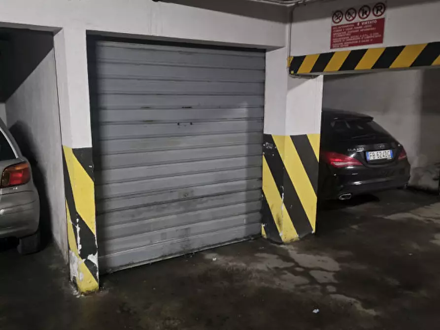 Immagine 1 di Garage in affitto  in via dante a Padova