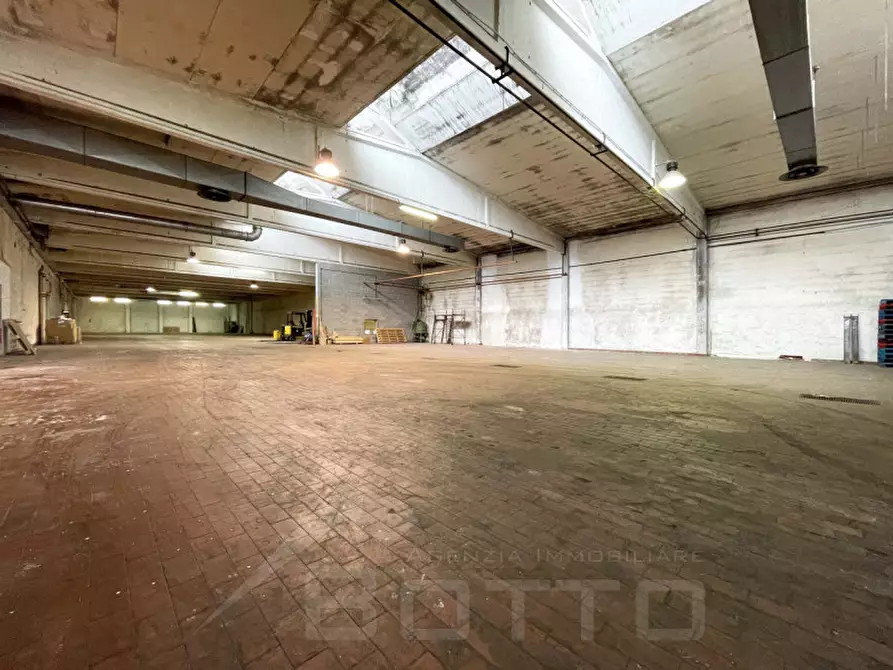 Immagine 3 di Capannone industriale in vendita  in Suno Via Pieve 31 a Suno