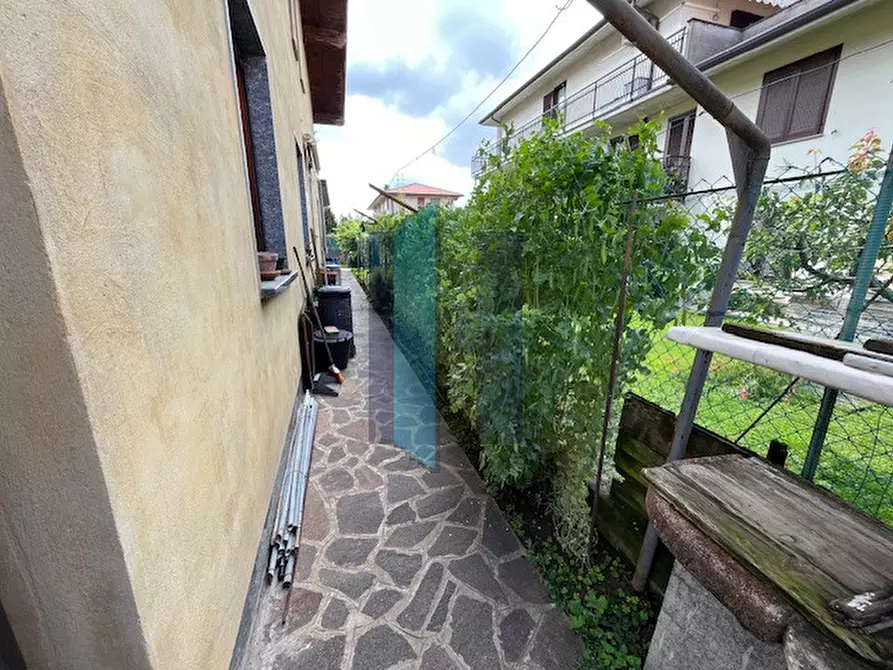 Immagine 2 di Casa bifamiliare in vendita  in Via Garibaldi a Curno