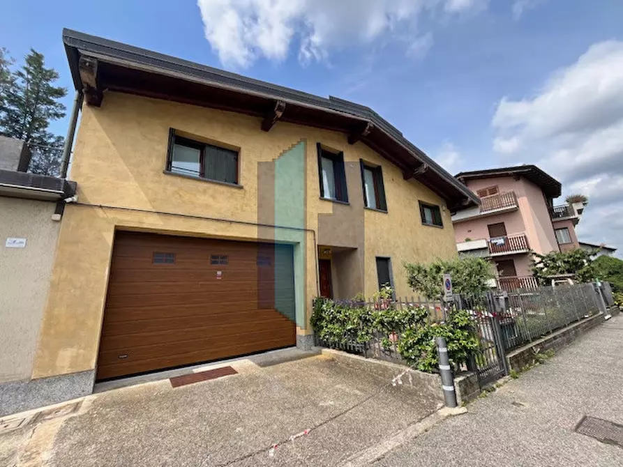 Immagine 3 di Casa bifamiliare in vendita  in Via Garibaldi a Curno