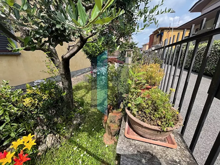 Immagine 3 di Casa bifamiliare in vendita  in Via Garibaldi a Curno