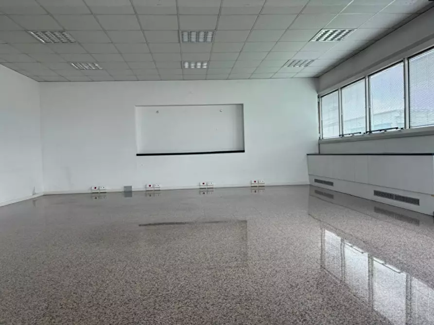 Immagine 8 di Capannone industriale in affitto  a Dueville