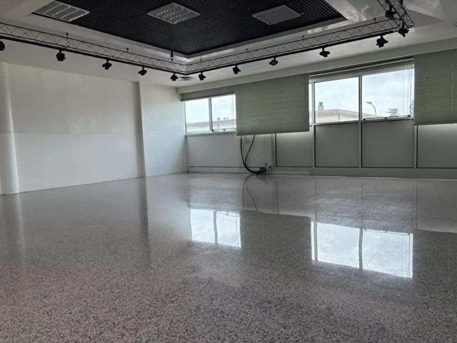 Immagine 10 di Capannone industriale in affitto  a Dueville