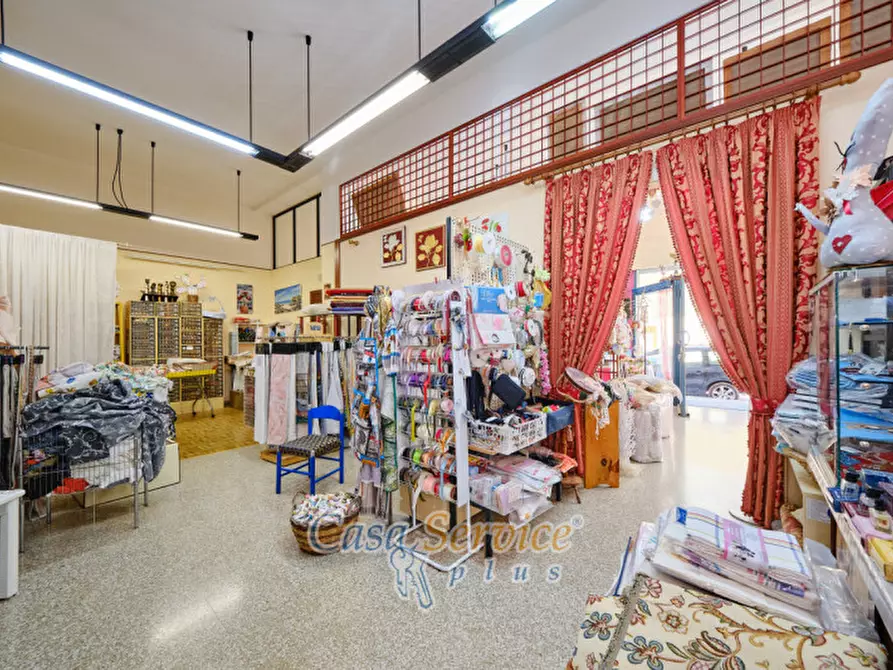 Immagine 12 di Negozio in vendita  in Via Duca D'Aosta a Supersano