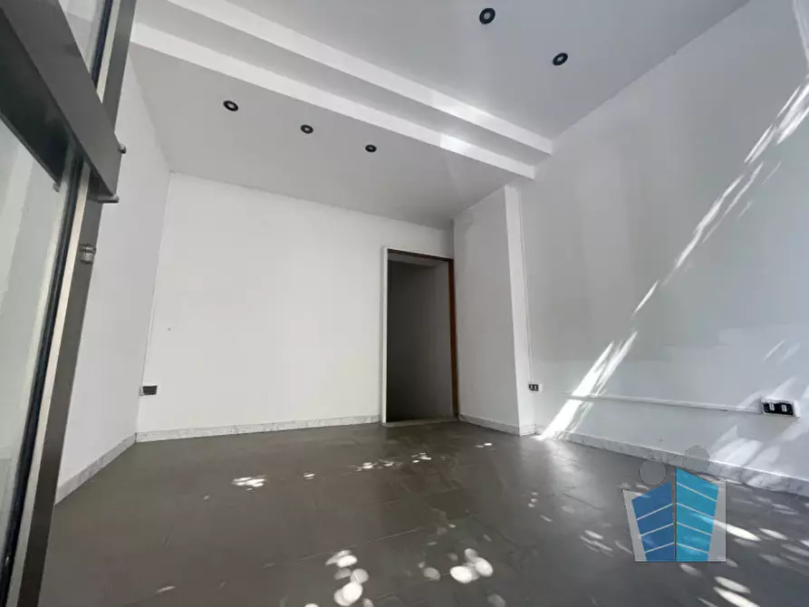 Immagine 2 di Negozio in vendita  in via imbriani a Lecce