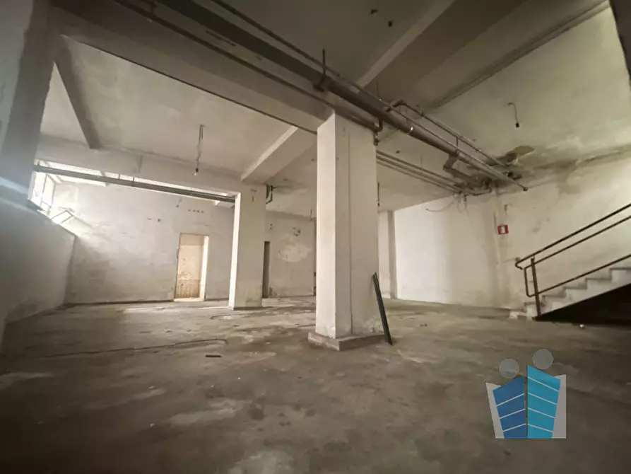 Immagine 8 di Negozio in vendita  in via imbriani a Lecce